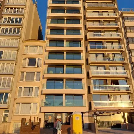 Met Frontaal Zeezicht *